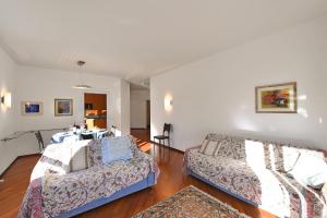uma sala de estar com um sofá e uma mesa em Sweet Lake View Lugano - Happy Rentals em Lugano