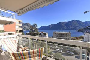 uma varanda com vista para um corpo de água em Sweet Lake View Lugano - Happy Rentals em Lugano