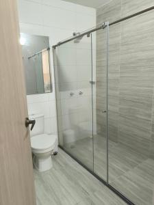 uma casa de banho com um WC e uma cabina de duche em vidro. em La Colina Balance Hotel em Chinácota