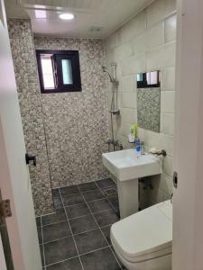 W łazience znajduje się toaleta, umywalka i prysznic. w obiekcie Food House w mieście Andong