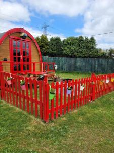 Zahrada ubytování Glamping Pod in St Austell Sleeps 2 with Spa