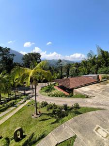 uma vista para um parque com palmeiras e um edifício em La Colina Balance Hotel em Chinácota