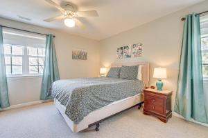 - une chambre avec un lit et un ventilateur de plafond dans l'établissement Stunning Hayesville Retreat 2 Mi to Lake Chatuge, à Hayesville