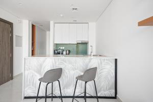 een keuken met 2 stoelen en een aanrecht bij Hidden Gem Studio - Affordable in Dubai