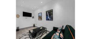 - un salon avec un canapé et une table dans l'établissement Easy Two Bedroom Flat in Hipster Hackney, à Londres
