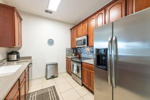 Kuchyň nebo kuchyňský kout v ubytování Pool*Top Floor*Forest Views*Balcony*VistaCay