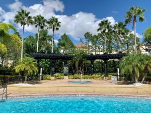 una piscina en un parque con palmeras en Pool*Top Floor*Forest Views*Balcony*VistaCay en Orlando