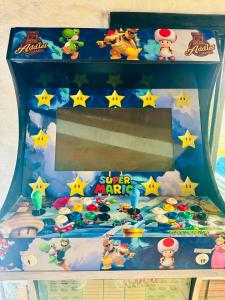 una fiesta mario de juguete en una caja con estrellas en La Colina Magik, en Guarne