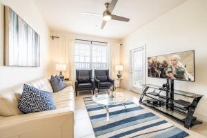 TV a/nebo společenská místnost v ubytování Top Floor*Balcony*VistaCay Convention Ctr & Idrive + 17 fotografií