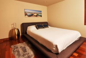 Un dormitorio con una cama con dos libros. en Exclusive Private Island - Pacific Ocean Paradise, en Madeira Park