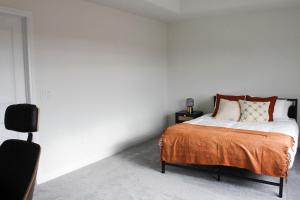 Cama o camas de una habitación en Historic West Galt - New Modern Home
