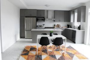 Köök või kööginurk majutusasutuses Historic West Galt - New Modern Home