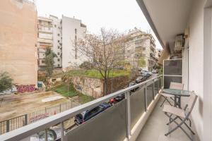 een balkon met een tafel en uitzicht op een straat bij Supreme Athens Home by Cloudkeys in Athene