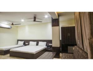 a bedroom with a bed and a couch at Hotel Wardhman, Jabalpur in Jabalpur