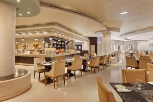 Restaurant o un lloc per menjar a Al Hamra Residence