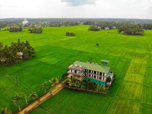 una vista aérea de una casa en un campo verde en Serene Park Hotel By Ark en Tissamaharama