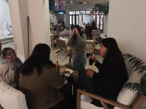 Oaspeți care stau la Hotel Blossom