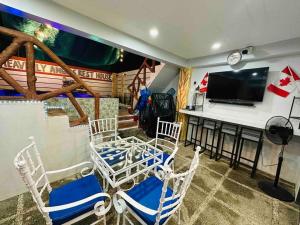 een woonkamer met stoelen en een flatscreen-tv bij affordable 2 bedroom rest house w/ pools & parking in Santa Rosa