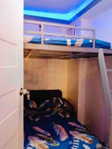 a person laying on the bottom bunk of a bunk bed at affordable 2 bedroom rest house w/ pools & parking in Santa Rosa