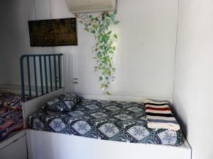 1 dormitorio pequeño con 1 cama en la pared en Spicy23 - M' Pai Bay, en Sihanoukville