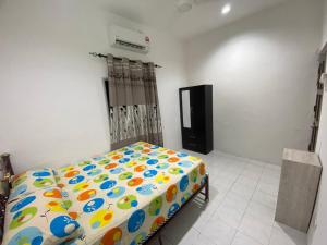 ein Schlafzimmer mit einem Bett und einem TV in der Unterkunft Homestay Selayang D Kepong in Kuala Lumpur