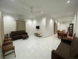 ein Wohnzimmer mit einem Sofa und einem Tisch in der Unterkunft Homestay Selayang D Kepong in Kuala Lumpur