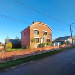 ein Backsteinhaus an der Straßenseite in der Unterkunft LE BIEn Zen in Lebiez