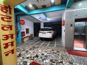 a white car parked inside of a garage at HOTEL AMAN in Allahābād