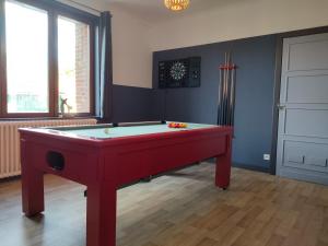 a room with a red pool table in a room at LE BIEn Zen in Lebiez