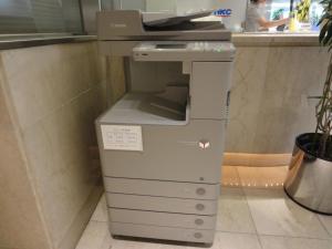 ein Faxgerät neben einem Schalter in der Unterkunft Tottori City Hotel / Vacation STAY 81346 in Tottori