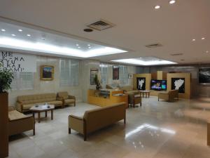 een wachtkamer met banken en tafels in een gebouw bij Tottori City Hotel / Vacation STAY 81346 in Tottori
