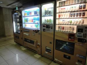 eine Reihe von Verkaufsautomaten in einem Geschäft in der Unterkunft Tottori City Hotel / Vacation STAY 81355 in Tottori