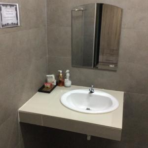 清萊的住宿－Mae Kok River Cliff Residence，浴室设有白色水槽和镜子