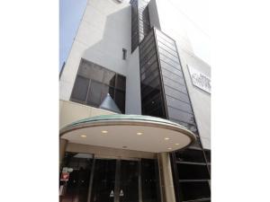 Tottori City Hotel / Vacation STAY 81348 في توتوري: مبنى امامه باب دوار