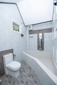 ein Badezimmer mit einem WC, einer Badewanne und einem Waschbecken in der Unterkunft Hotel Ranthil in Galle