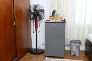 een ventilator in een kamer naast een koelkast bij Himalaya Inn in Kathmandu