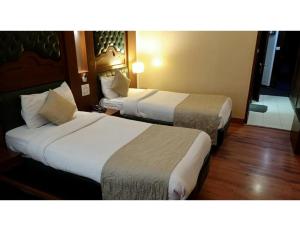 ein Hotelzimmer mit 2 Betten in einem Zimmer in der Unterkunft HOTEL HILROZ, PUNJAB in Amritsar