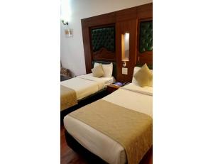 - une chambre d'hôtel avec 2 lits dans l'établissement HOTEL HILROZ, PUNJAB, à Amritsar