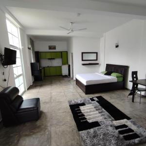 Hotel Ranthil في غالي: غرفة معيشة مع سرير وأريكة