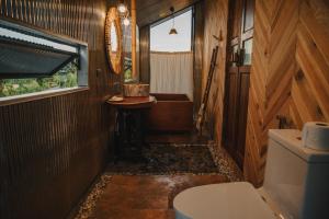 uma pequena casa de banho com WC e lavatório em STAY PILAFarm em Ban Nam Chun Yai