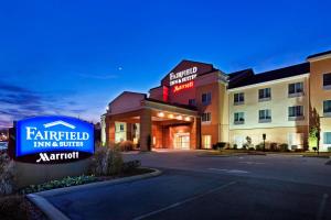 a fairfield inn and suites sign in front of a hotel at Fairfield Inn & Suites by Marriott Chattanooga South East Ridge in Chattanooga