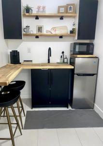 La cuisine est équipée d'un comptoir avec évier et d'un réfrigérateur. dans l'établissement A Mid Somerset Dream, à West Kelowna