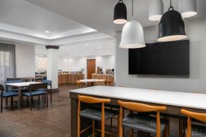 a restaurant with a bar with chairs and a flat screen tv at Fairfield Inn & Suites by Marriott Chattanooga South East Ridge in Chattanooga