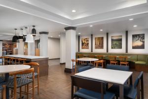 a restaurant with tables and chairs and a bar at Fairfield Inn & Suites by Marriott Chattanooga South East Ridge in Chattanooga
