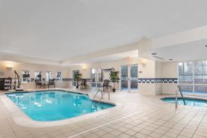 uma piscina no meio de um lobby do hotel em Fairfield Inn & Suites by Marriott Chattanooga South East Ridge em Chattanooga