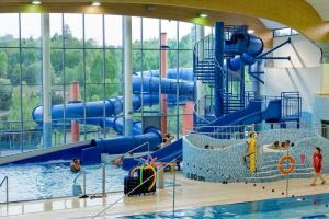 - un grand parc aquatique avec un toboggan dans l'établissement Dom WIESIA Kaszuby do 8 os., à Olpuch