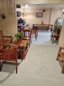 une salle à manger avec des tables et des chaises en bois dans l'établissement Laguno Bed And Breakfast Hostel, à Moalboal