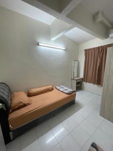 1 dormitorio con 1 cama en una habitación en RUFFI Homestay Taiping, en Simpang