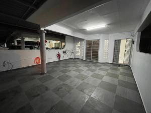 una habitación vacía con suelo a cuadros en un edificio en RUFFI Homestay Taiping, en Simpang