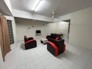 sala de estar con 2 sofás y TV en RUFFI Homestay Taiping, en Simpang
